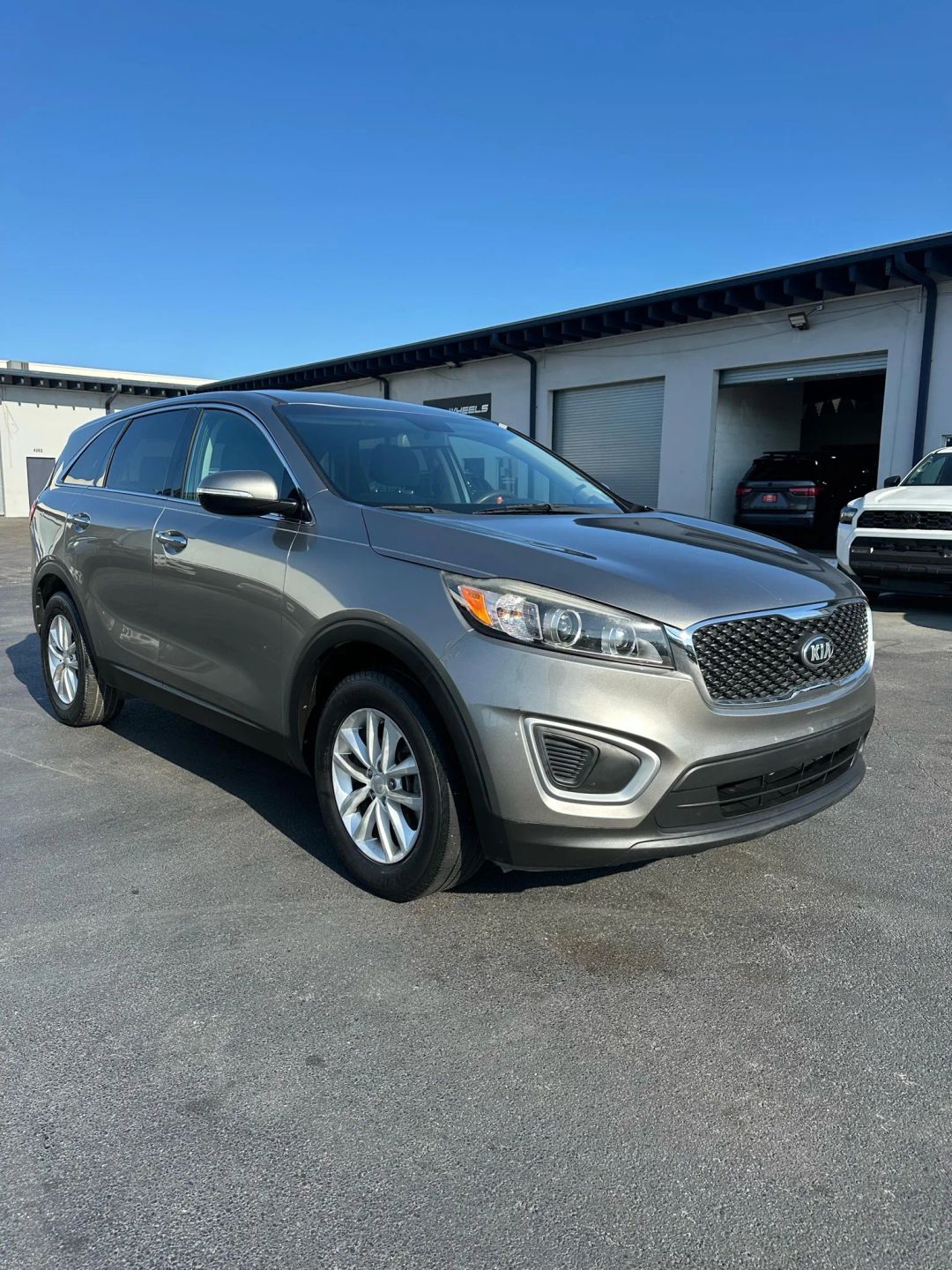 Kia Sorento L, LX - Image 1